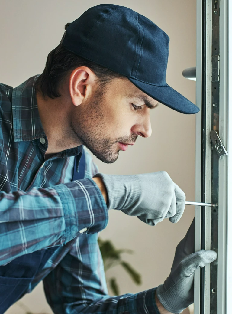 mężczyzna reguluje okno